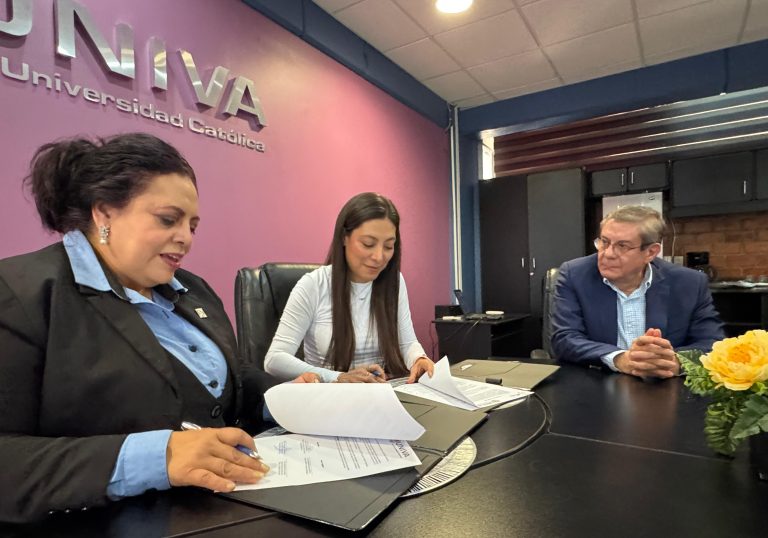 Fortalece Junta de Asistencia formación de estudiantes con proyectos de servicio social asistencial