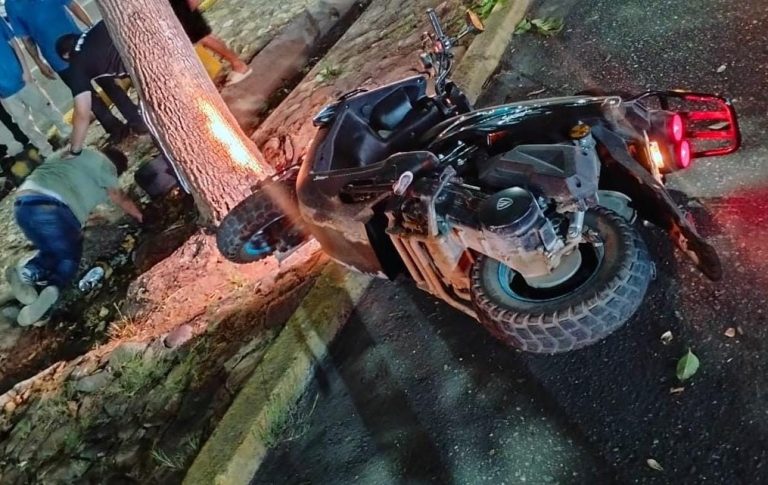 Motociclista queda gravemente herido tras chocar contra un árbol en LC
