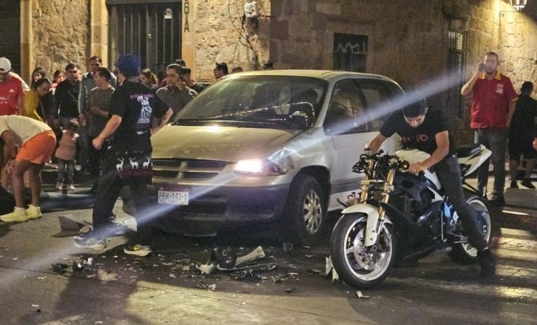 Se registra choque entre moto y camioneta en el Centro Histórico de Morelia
