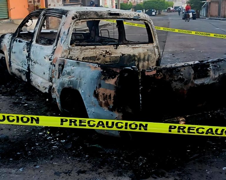 Delincuentes balean y queman camioneta, en Puruándiro