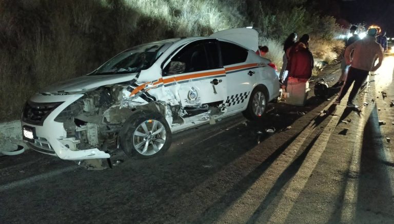 Se registra choque entre auto y taxi sobre la carretera Morelia-Quiroga