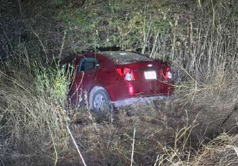 Auto se sale del camino en San Lucas; no hay lesionados