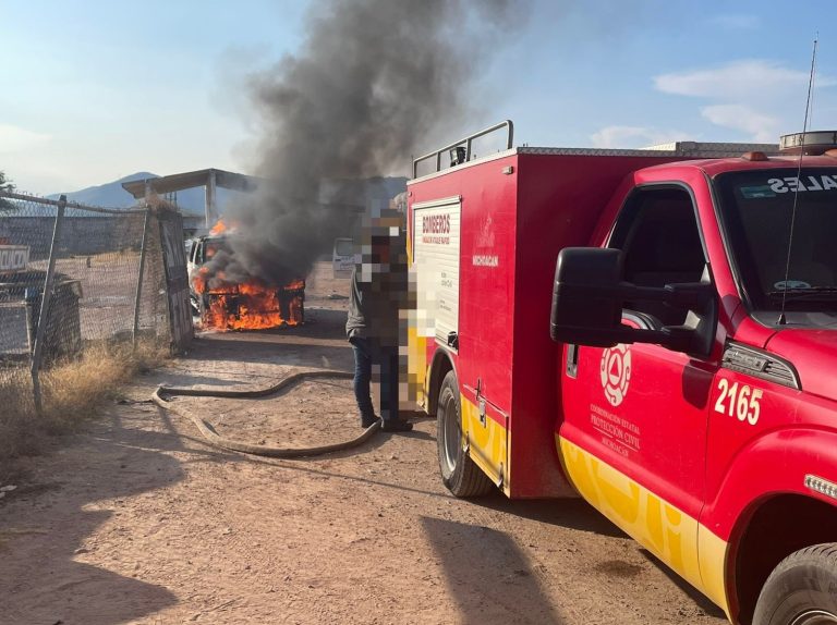Fuga en cilindro de gas causa explosión y quema camioneta en Huetamo; hay dos heridos