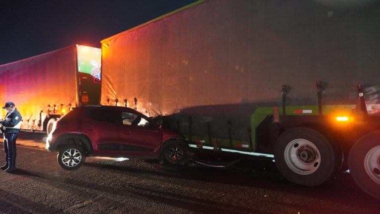 Muere en hospital joven conductor de auto que chocó contra remolque de tráiler, en Zamora