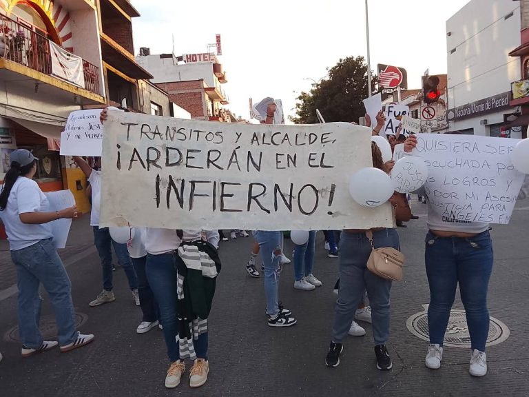 Queman árbol navideño en Zitácuaro durante protesta por el asesinato de Ángeles Esquivel
