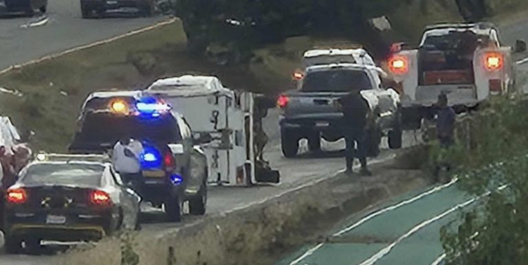 Vuelca camioneta en la carretera Morelia–Pátzcuaro