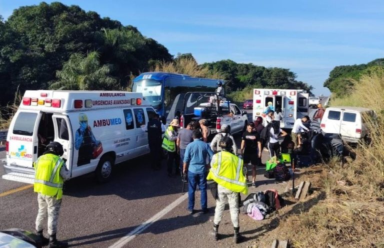 Siete heridos en choque de camioneta contra barra de contención, en la autopista Siglo XXI