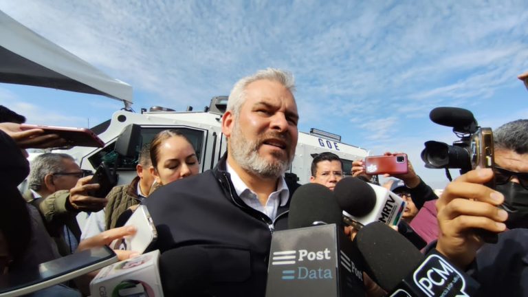 Llama gobernador a alcaldes para que «jalen» a la eliminación de multas de tránsito