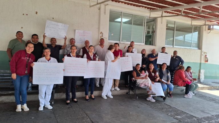 Personal de Salud realizan paro de brazos caídos