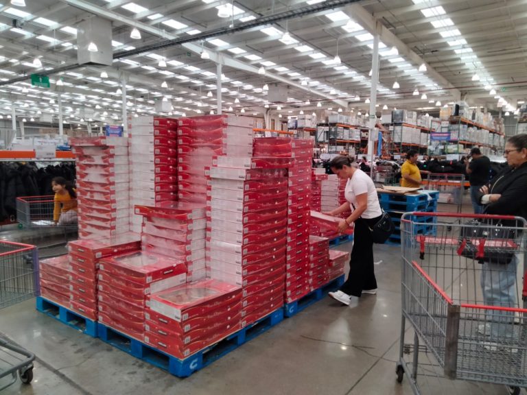 Flujo constante y oferta suficiente: así se vive la venta de roscas de Reyes en Costco