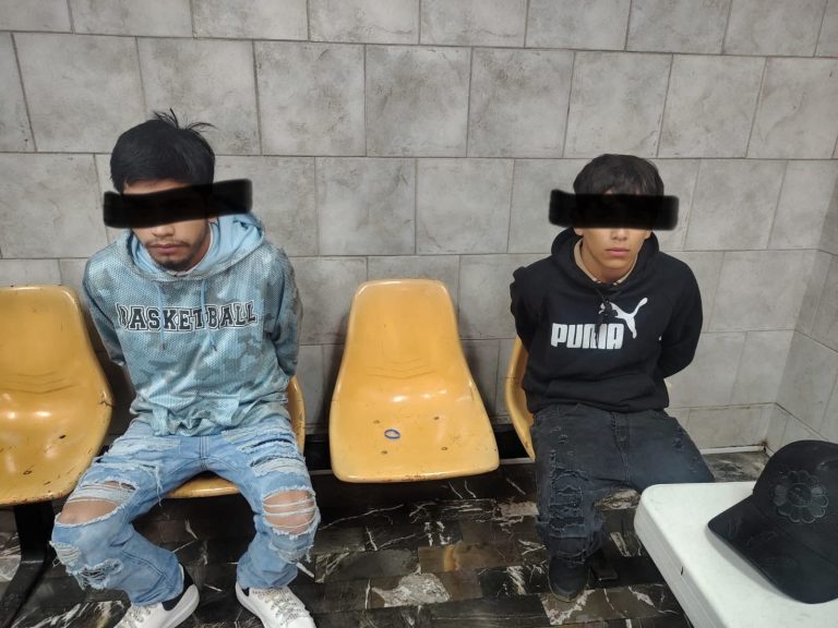 Detienen a dos adolescentes con cartuchos, cargadores y un aditamento lanza granadas, en Uruapan