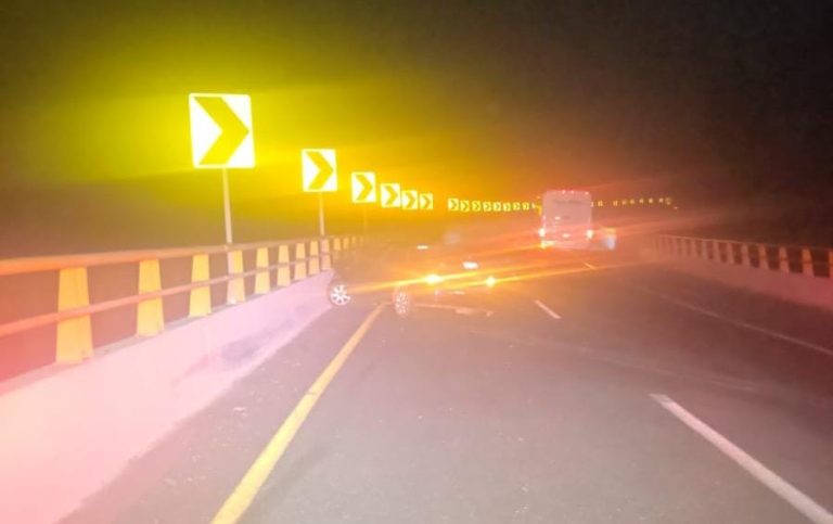 Choque en la Siglo XXI deja tres lesionados leves en el viaducto Zirahuén