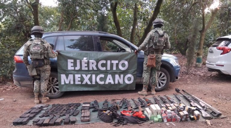 Guardia Nacional y Ejército Mexicano aseguran armamento y vehículos en el municipio de Tocumbo