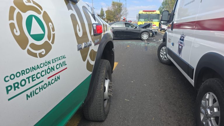 Se registra choque entre camioneta y auto en la Av. Cointzio; hay 3 herido