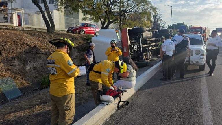 Vuelca camión torton en Calzada La Huerta, salida a Pátzcuaro
