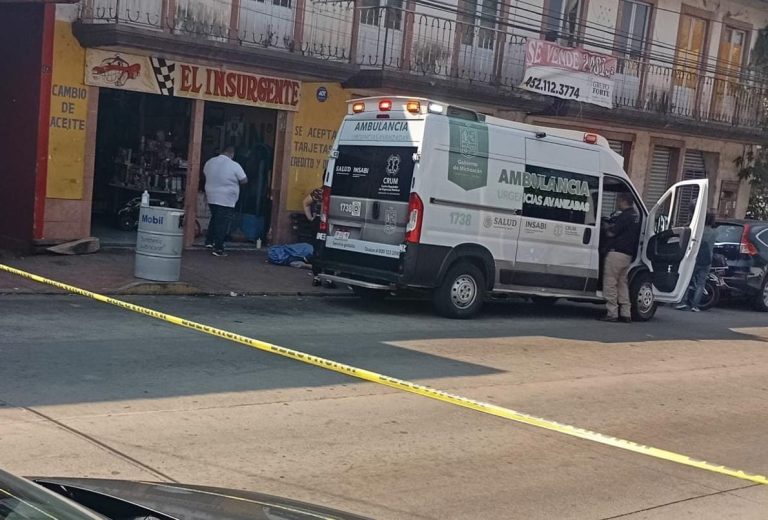 Fallece taxista en el Barrio La Magdalena de Uruapan; presumen infarto fulminante