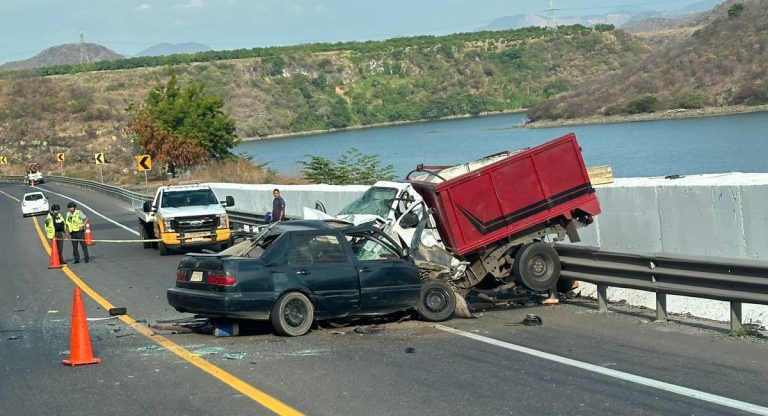 Fatal choque de frente en la autopista Siglo XXI; hay un muerto y tres lesionados