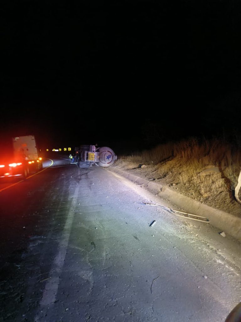 Vuelca pipa de Gas L.P. en la autopista Siglo XXI, no se reportan víctimas 