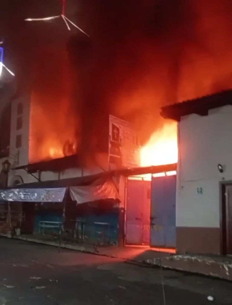 Voraz incendio arrasa con florería a un costado del templo de la Sagrada Familia, Uruapan 