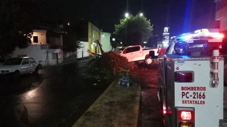 Camioneta choca contra árbol y poste en la avenida Héroes de Nocupétaro, Morelia 