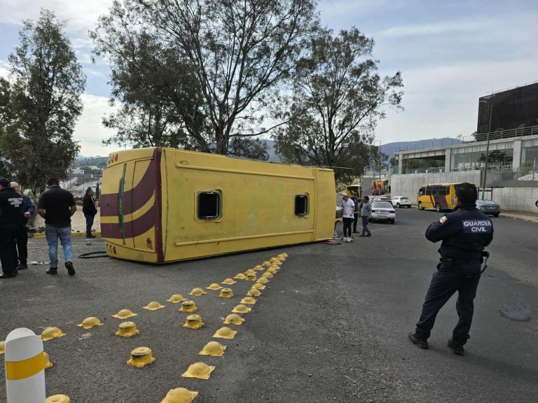 Camión Ruta Industrial vuelca tras chocar contra glorieta en Tres Marías; hay varios heridos