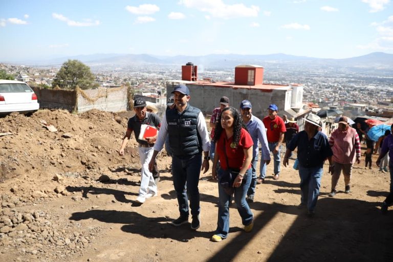 Secretario del ayuntamiento supervisa obra en Ciudad Jardín en compañía de colonos 