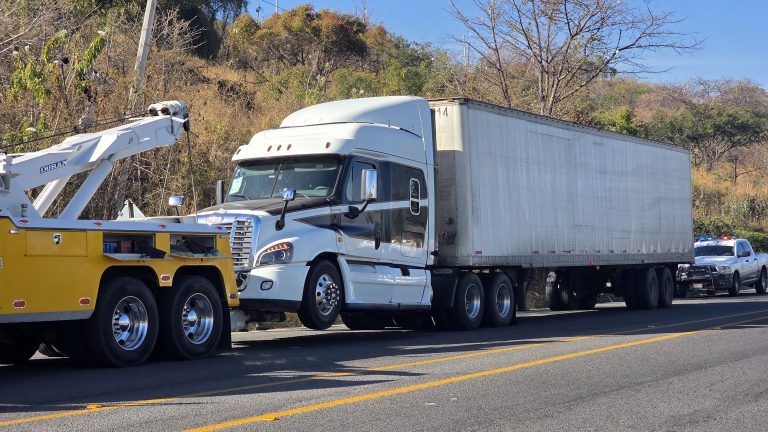 Aseguran tráiler baleado y abandonado en el Libramiento Sur de Zamora