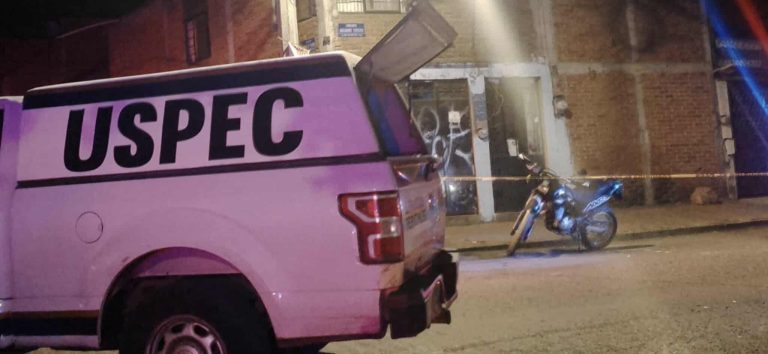 Camioneta embiste a motociclistas al norte de Morelia; hay una joven muerta y dos adolescentes heridos