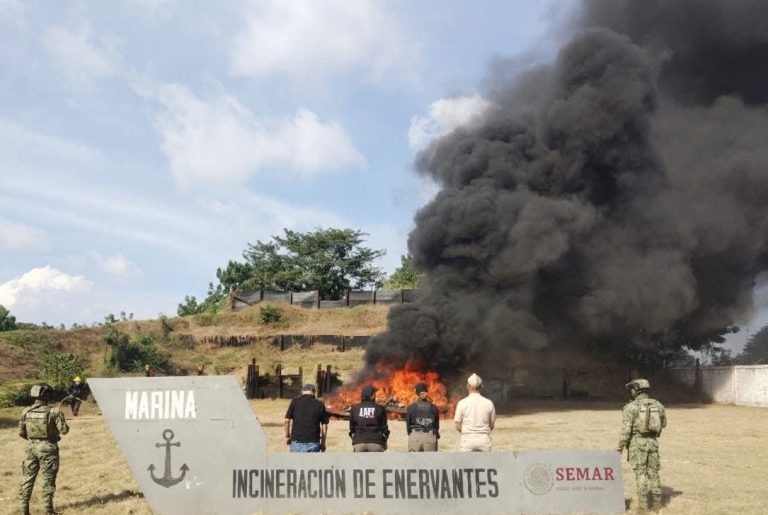 Incinera más de dos y media toneladas de cocaína en costas de Michoacán