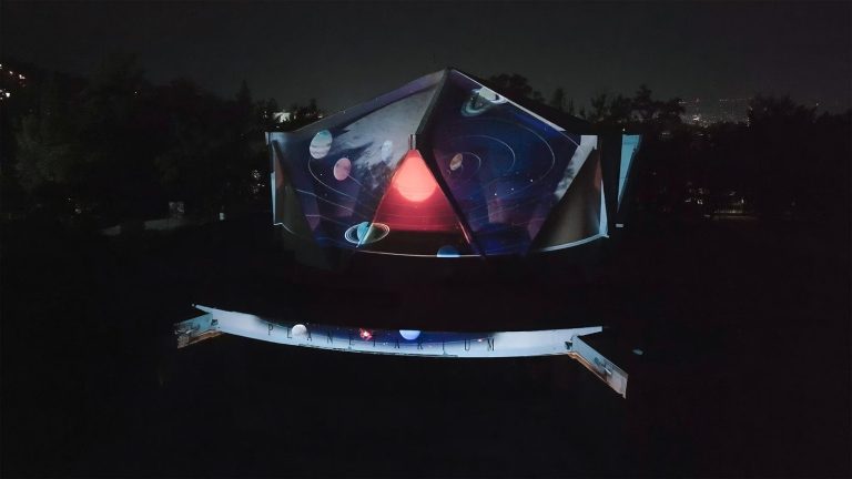 Supervisan pruebas para videomapping del Planetario de Morelia