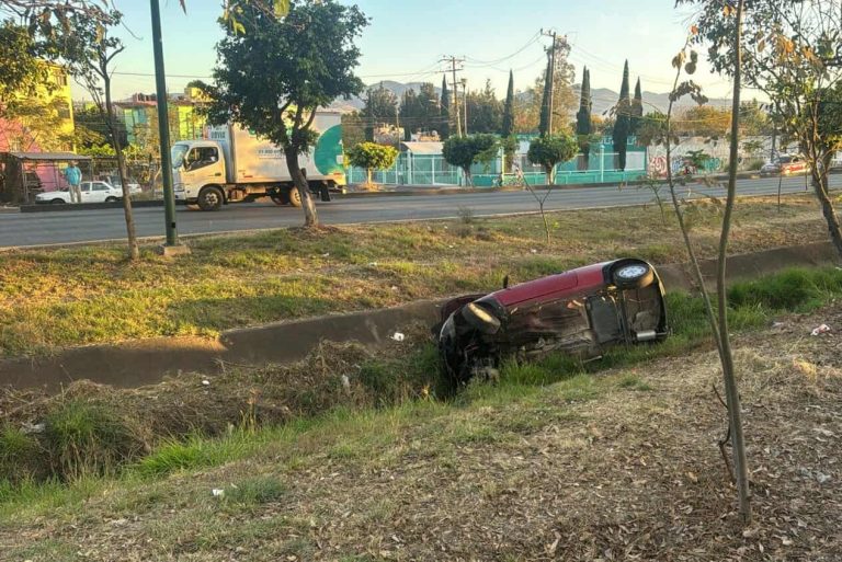 Se accidenta automovilista en el periférico de Morelia, cerca del Estadio Morelos