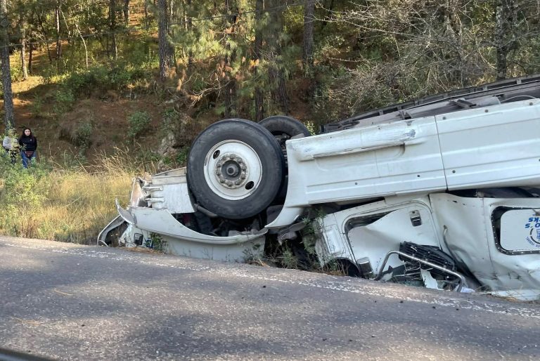Vuelca tráiler y bloquea circulación en la carretera Huajumbaro–Zinapécuaro