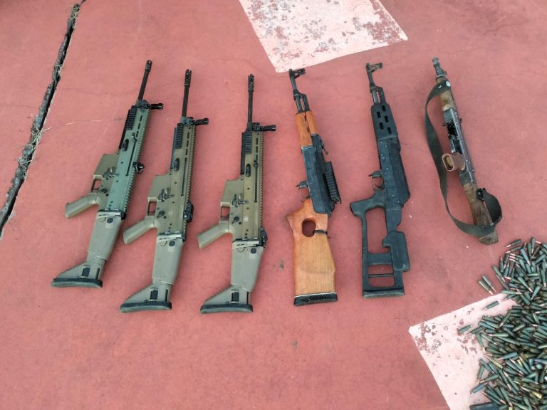 Aseguran arsenal, droga y destruyen campamentos criminales en operativos entre Apatzingán y Aquila