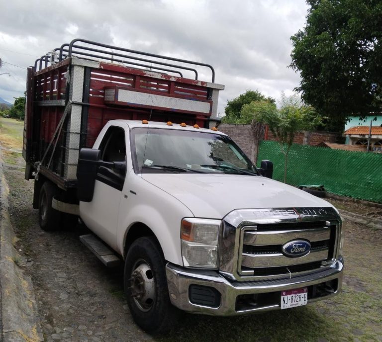 Asaltan camioneta repartidora y roban mercancía en carretera Uruapan-Parácuaro