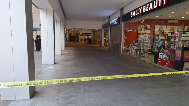 Delincuentes asaltan joyería y realizan disparos en la Plaza Ágora de Uruapan