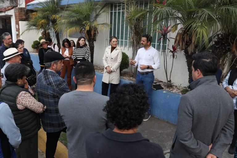 Secretario del ayuntamiento sostiene diálogo cercano con vecinos de Lomas de Vista Bella