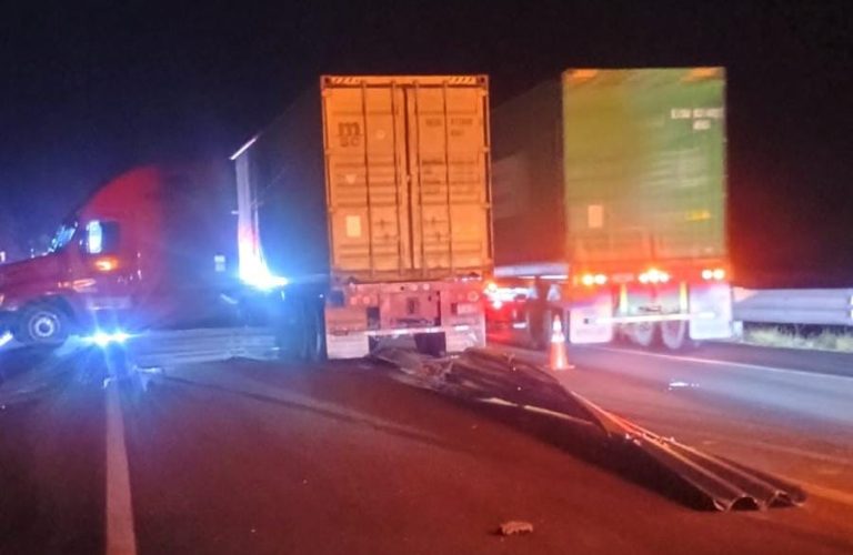 Se registran dos accidentes de camiones de carga en distintos puntos de la Autopista Siglo XXI