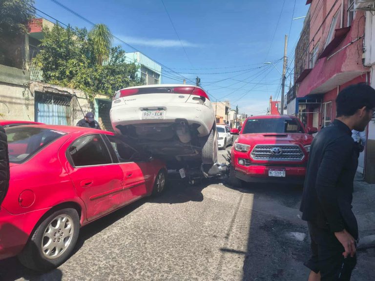 Automovilista en reversa provoca choque múltiple la colonia Tres Puentes de Morelia; hay 2 heridos