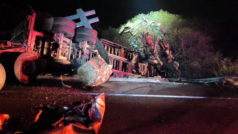 Tractocamión sale de la autopista Siglo XXI; el conductor resultó ileso