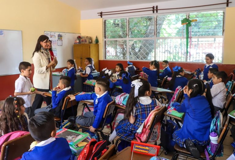 Mañana reinician clases más de 900 mil estudiantes de básica: Gabriela Molina