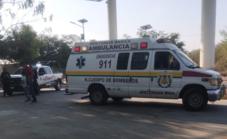 Mujer es hospitalizada tras ser atropellada en pleno centro de Apatzingán