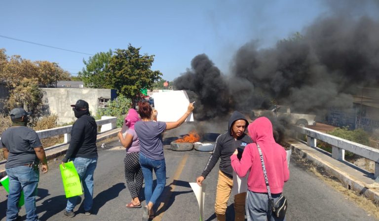Tras hallazgo de seis asesinados en “El Guayabo”, se desatan bloqueos carreteros en Tierra Caliente