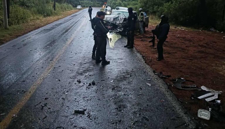 Choque entre dos camionetas deja tres heridos en la carretera Tacámbaro-Pátzcuaro