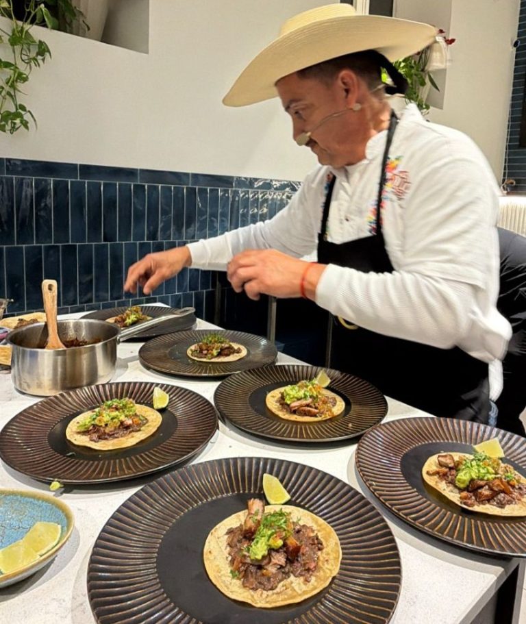 Carnitas michoacanas conquistan el paladar de Europa y del mundo en la Fitur