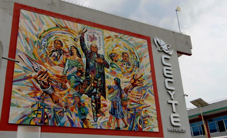 Padres de familia cierran carretera Peribán-Uruapan por cobro de reinscripción en el Cecytem