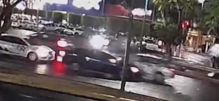 Se registra choque entre dos autos en la avenida Camelinas, frente a Plaza Escala Morelia