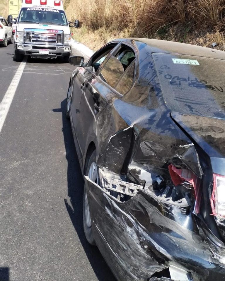 Choque vehicular en la Siglo XXI deja sólo daños materiales