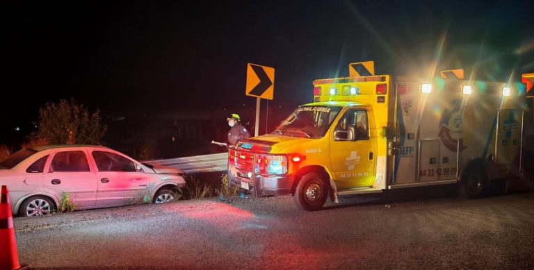 Se accidenta automovilista en la autopista Siglo XXI