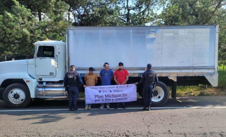 GC detiene a 3 uruapenses tras intento de asalto a camión aguacatero en la región de Pátzcuaro