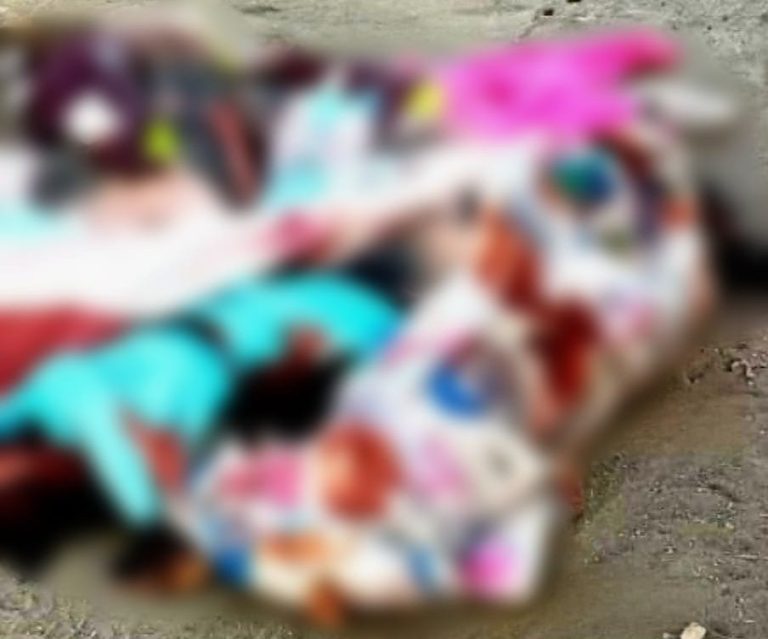 Abandonan tres cadáveres mutilados y encobijados en la carretera Apatzingán–Buenavista